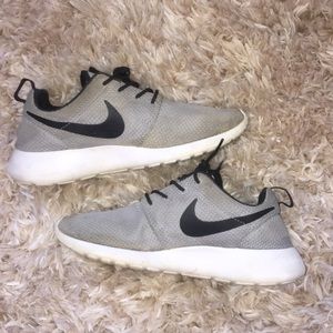 grey and green nike roshe